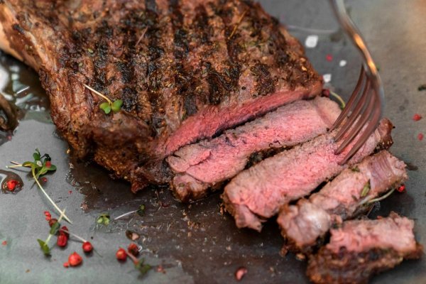The meat is rich and tender. The famous French chef said that one part of the beef rib is the most introductory